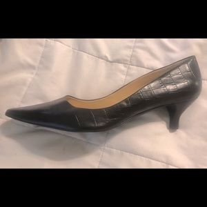9.5 Nine West kitten heel pointed toe pumps.